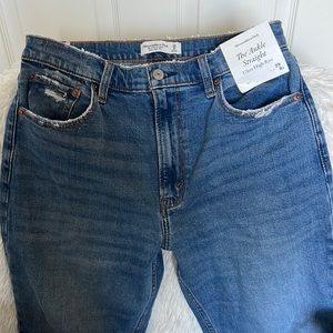 NWT- Abercrombie Ankle Straight Ultra High Rise - 29s/8 short